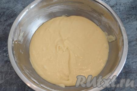 Затем частями начать добавлять в миску муку, каждый раз тщательно вмешивая её в тесто. Тесто для маффинов должно получиться, напоминающим по консистенции сметану средней густоты, оно будет лентой стекать с ложки. Муки, возможно, понадобится чуть больше или меньше, главное - добиться требуемой консистенции теста для маффинов.
