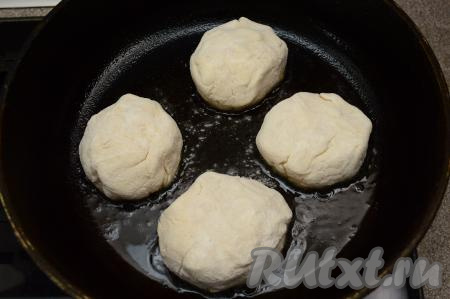На сковороде хорошо разогреть растительное масло, затем выложить заготовки творожно-банановых сырников и жарить на среднем огне минуты 2-3 (до золотистой корочки).