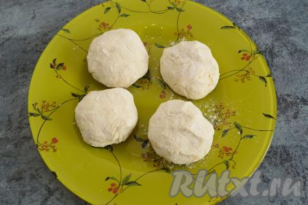 Таким образом сформировать оставшиеся заготовки сырников, каждый раз споласкивая руки водой. Всего у меня получилось 4 заготовки сырников.