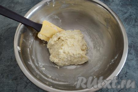 Добавляйте и вмешивайте муку по столовой ложке, пока не получится достаточно влажная, но при этом хорошо держащаяся на лопатке масса. Мне понадобилось добавить 3 столовых ложки муки. Масса должна быть достаточно плотной, чтобы сформированные сырники держали форму и не разваливались. Для того чтобы сырники получились нежными, не стоит добавлять лишнюю муку.