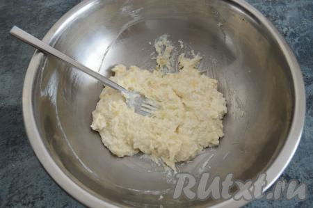 Вилкой размять в однородную массу.