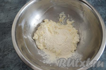 Затем всыпать 1 столовую ложку муки и вмешать её вилкой в творожно-банановую массу.