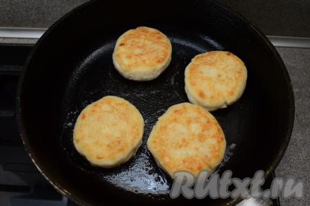 Сырники перевернуть и обжаривать ещё 2-3 минуты. Затем ещё раз их перевернуть, накрыть крышкой, дать потомиться 1 минуту и выключить огонь. Оставить сырники на 5 минут под крышкой без огня, чтобы они ещё немного дошли, пропарились.