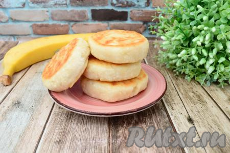 Вкуснейшие, аппетитные, пышные сырники с бананом, которые мы приготовили без яиц, можно подавать к столу.