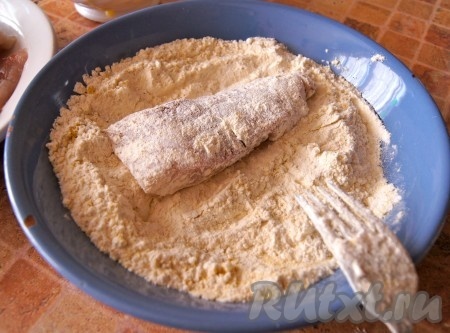 Филе толстолобика покрыть со всех сторон получившейся мучной смесью, как на фото.
