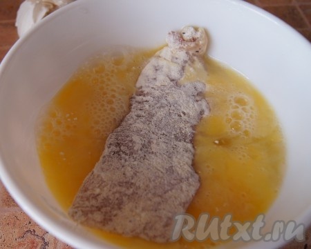 В отдельной тарелке взбить вилкой яйца. Во взбитые яйца обмакнуть с двух сторон филе толстолобика, покрытое мучной смесью.
