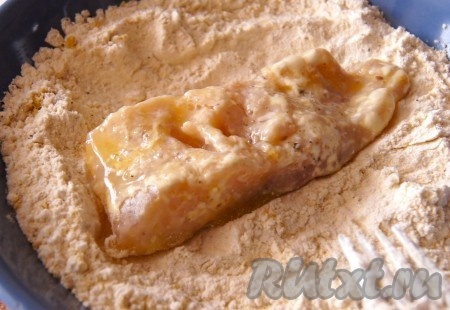 И ещё раз обвалять толстолобика в мучной смеси со всех сторон.