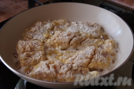 Подготовленные филе толстолобика выкладывать на сковороду, разогретую с растительным маслом, и жарить на среднем огне с двух сторон до золотистой корочки.
