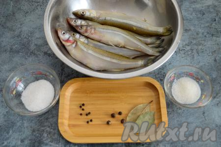 Подготовить продукты для посола корюшки в рассоле в домашних условиях. Корюшку разморозить, если она заморожена.