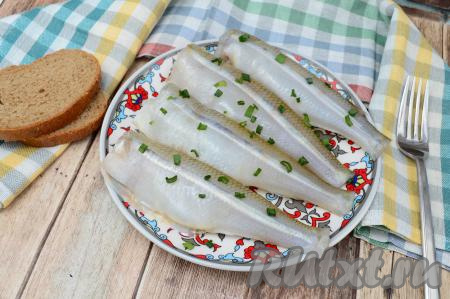 Через сутки можно снимать пробу. Вот так достаточно просто можно засолить корюшку в домашних условиях. Рыбка получается в меру солёной, нежной и очень вкусной. Непосредственно перед подачей я снимаю с рыбы кожу и удаляю косточки. Корюшка, засоленная по этому рецепту, станет замечательным дополнением к отварному картофелю, да и просто с кусочком хлеба она очень хороша!