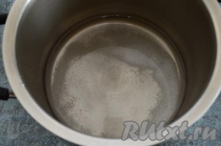 В кастрюлю всыпать отмеренные сахар и соль, влить 500 миллилитров воды, перемешать и поставить на огонь. После того как вода закипит, уменьшив огонь, проварить рассол 2-3 минуты (за это время кристаллы сахара и соли полностью растворятся). Затем снять кастрюлю с огня, накрыть крышкой и оставить рассол остывать до комнатной температуры.