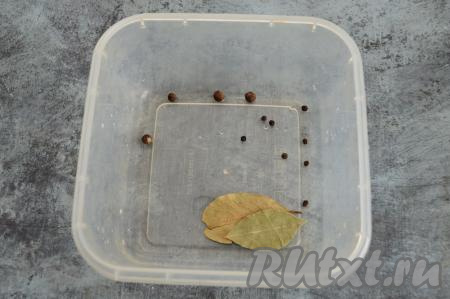 В контейнер (или подходящую стеклянную банку) выложить два лавровых листа, горошины чёрного и душистого перцев.