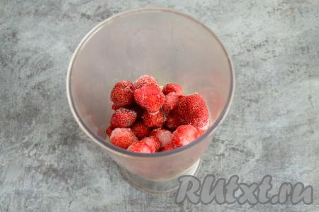 Сверху на банан выложить свежую (или слегка размороженную) клубнику. 