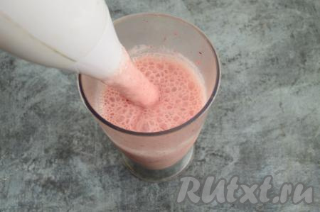 Затем влить в чашу молоко и ещё раз пробить блендером. Теперь можно попробовать смузи на вкус, если сладости вам недостаточно, тогда можно добавить мёд или сахар и ещё раз пробить смузи блендером. Всего у меня получилось 800 миллилитров клубнично-бананового смузи.