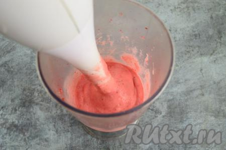 Пробить клубнику и банан блендером до однородной массы.