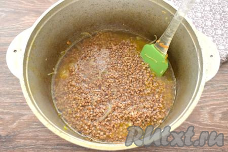 Сюда же вливаем 400 миллилитров тёплой кипячёной воды, даём закипеть и сразу уменьшаем огонь.