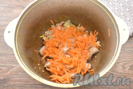 Лук и морковь очищаем. К обжаренному мясу выкладываем лук, нарезанный кубиками, и морковку, натёртую на крупной тёрке. Периодически перемешивая, обжариваем мясо с овощами минут 5, иногда помешивая.