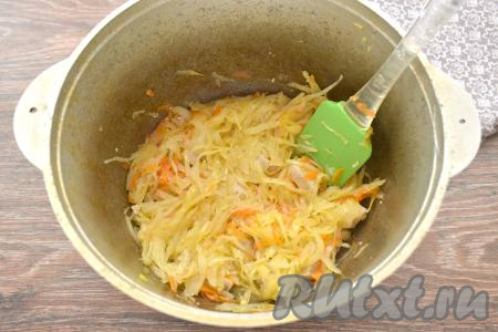 После закипания воды уменьшаем огонь и тушим капусту с мясом на небольшом огне под крышкой 10 минут, периодически перемешивая.