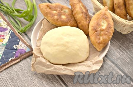 Тесто, замешанное на кефире без дрожжей, - всегда выходит удачным. Жареные пирожки получаются отменными, они нравятся всей моей семье.