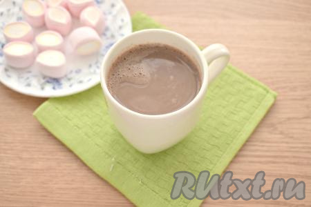 Горячее какао разливаем в кружки.