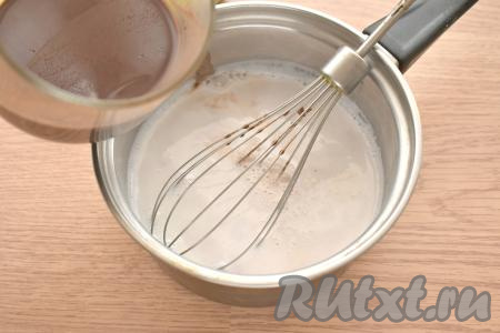 В молоко тонкой струйкой, постоянно перемешивая венчиком, вливаем шоколадную смесь, ставим какао на огонь.