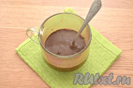 В кружку с какао, сахаром и корицей вливаем кипяток и очень тщательно перемешиваем. В получившейся шоколадной смеси не должно быть комочков.