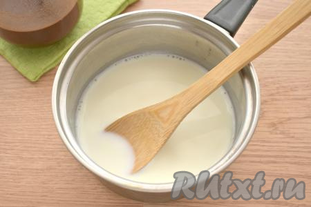 Молоко вливаем в ковшик, ставим на плиту, периодически помешивая, доводим до кипения и сразу снимаем с огня. Обратите внимание, что молоко не должно закипеть.