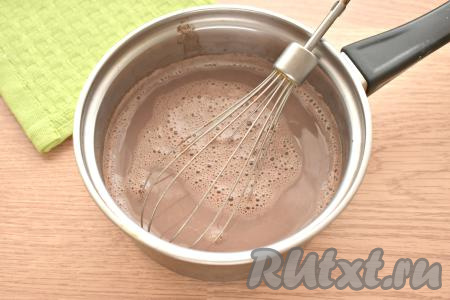 Какао доводим до кипения, но не кипятим. Убавляем нагрев плиты до минимального и варим какао 2-3 минуты, периодически перемешивая венчиком. Выключаем огонь, получившееся какао взбиваем немного венчиком.&nbsp;