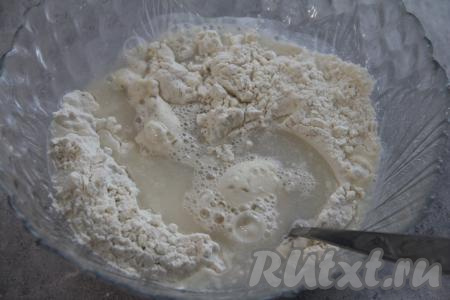 Влить минеральную воду в сухие ингредиенты.