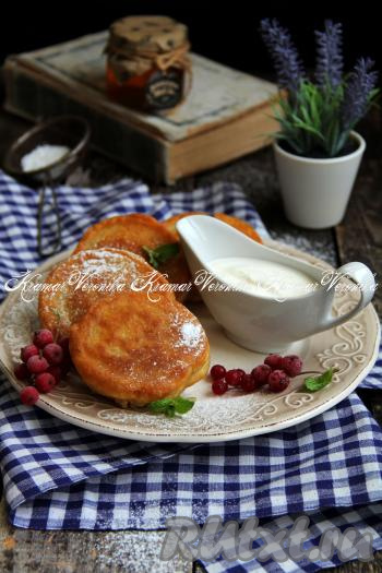 Готовые аппетитные оладьи переложить со сковороды на бумажное полотенце, чтобы удалить излишки масла. Постепенно пожарить все постные оладушки. Пористые, пышные, вкусные оладьи, приготовленные на минералке, подать к столу. В дни Поста эти оладушки можно подать, посыпав сахарной пудрой, ну а в остальные дни сметанка станет отличным дополнением к ним.