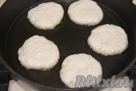 В сковороду влить растительное масло. Должно быть столько масла, чтобы оно закрывало дно сковороды. Очень хорошо разогреть масло. Выкладывать по 1 столовой ложке теста, формируя оладьи.