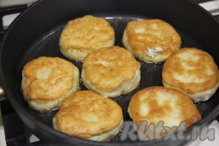 Жарить постные оладьи до золотистого цвета с двух сторон на среднем огне.