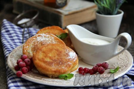 Пышные постаные оладьи, приготовленные на минеральной воде, не оседают в процессе остывания.