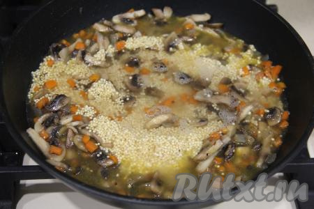 Влить в сковороду 250 миллилитров воды комнатной температуры, довести до кипения, убавить огонь до минимума. Сковороду накрыть крышкой и готовить минут 25 (до полного испарения воды и мягкости пшена).&nbsp;