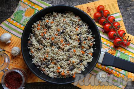 Перед подачей перемешать и подать вкусную, ароматную, сытную пшённую кашу с грибами в качестве основного блюда или в качестве гарнира к мясу, птице.