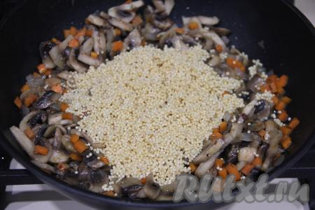 Выложить в сковороду промытое пшено.&nbsp;