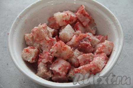 Перемешать кусочки минтая с мукой и специями.