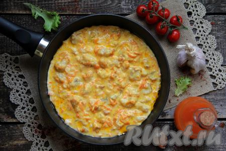 Нежное, сочное филе минтая разложить по тарелкам и подать к столу с гарниром, поливая его сметанным соусом, в котором тушилась рыбка на сковороде.