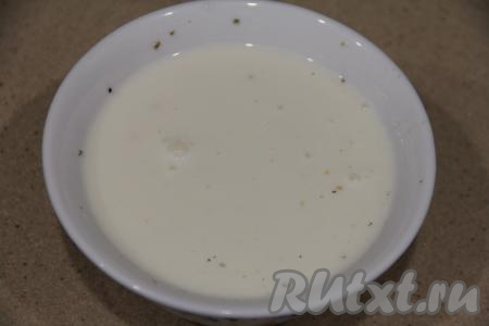 Для приготовления соуса в миску выложить сметану, влить воду комнатной температуры, добавить пропущенный через пресс зубчик чеснока, немного подсолить, можно всыпать специи (я добавила щепотку специй для рыбы), перемешать.