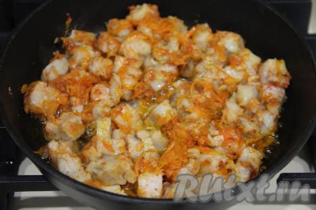 Обжарить рыбку с морковью в течение минут 10. Периодически филе минтая нужно перемешивать с морковкой, но делать это нужно достаточно аккуратно, чтобы рыба сохранила свою форму.