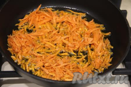 Обжарить морковь на среднем огне до мягкости (в течение 5-6 минут), периодически помешивая.
