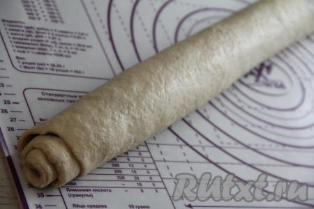 Тесто с маковой начинкой свернуть в тугой рулет, начиная с широкой стороны пласта теста.