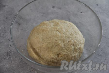 Вымесить тесто руками в течение 7 минут. Тесто должно получиться мягким, пластичным. Сформировать из теста колобок, оставить его в миске, накрыв полотенцем, и на 1 час поставить в тёплое место.