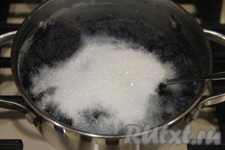 Затем всыпать сахар и положить сливочное масло, перемешать и варить ещё минут 20-25, иногда помешивая. Затем снять с огня, маковая начинка должна быть густой, дать ей полностью остыть.