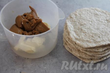 Сливочное масло для приготовления крема нужно достать из холодильника заранее, чтобы оно успело согреться до комнатной температуры. В ёмкости, удобной для взбивания, соединить сливочное масло комнатной температуры и варёную сгущёнку.