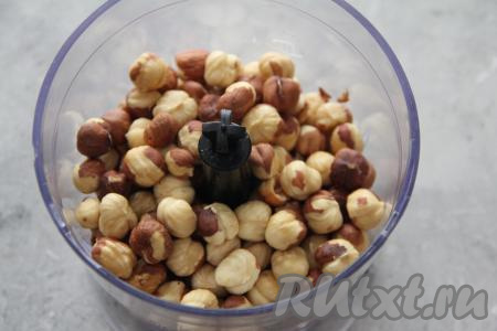 320 грамм фундука поместить в измельчитель и измельчить в крошку. 