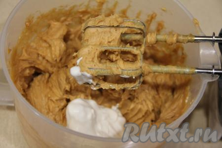 Взбить масло со сгущёнкой миксером до однородности, добавить сметану и ещё раз взбить крем. Затем в крем добавить 70 грамм измельчённого фундука, перемешать лопаткой.