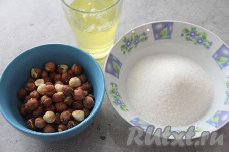 Подготовить продукты для приготовления коржей для торта "Москва" в домашних условиях. 320 грамм фундука заранее подсушить в духовке (я подсушила в разогретой духовке в течение 7 минут при температуре 200 градусов), полностью остудить. Отделить белки от желтков (желтки в этом рецепте нам не понадобятся). Взвесить белки, нам потребуется 150 грамм белков, очень хорошо их охладить в холодильнике.