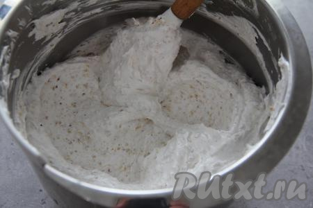 Орехово-белковая масса получится густой и вязкой.