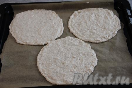 Сушить коржи в разогретой духовке 1 час при температуре 150 градусов, затем убавить температуру до 110 градусов и сушить ещё 1 час. Достать коржи из духовки и дать им полностью остыть.